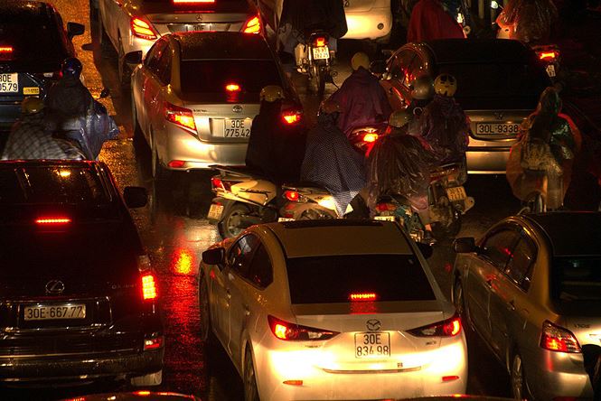 Hàng ngàn người dân Thủ đô chôn chân trong mưa rét vì tắc đường